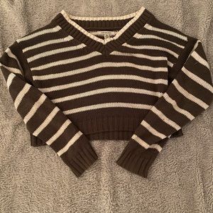 American Eagle Cropped V Neck Sweater!